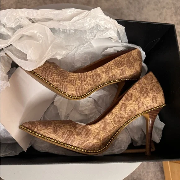 COACH Samantha Pump Point Toe 3.25” Heel signature logo bead chain size 5.5 - Picture 7 of 15